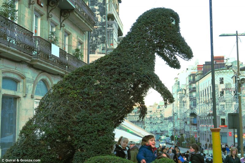 La famosa escultura vegetal del Dinoseto, en la Porta do Sol de Vigo