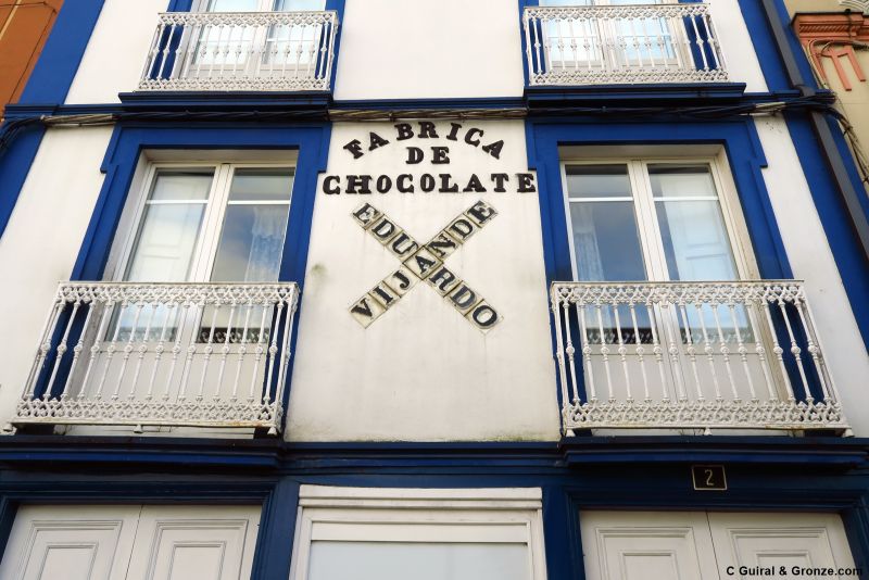 Rótulo de una antigua fábrica de chocolate en Vegadeo Rótulo de una antigua fábrica de chocolate en Vegadeo