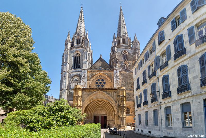 Fachada gótica de la catedral de Bayona