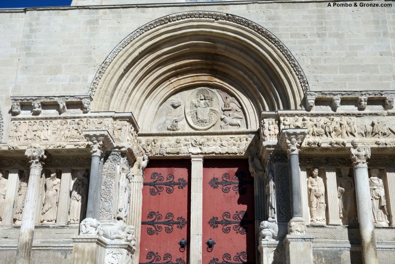 Fachada de la abadía de Saint-Gilles