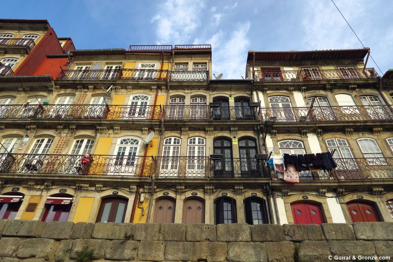Fachadas multicolores en la ribera del Douro (Duero)