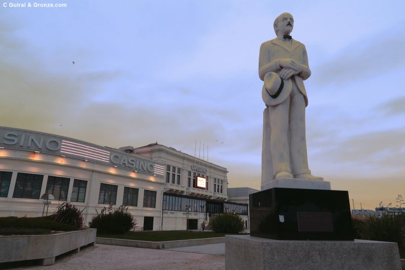 Estatua de Fernando Pessõa ante del Casino de Póvoa de Varzim