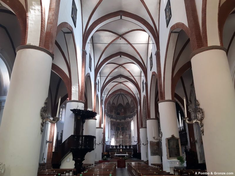 Interior de la colegiata de San Fidenzo, Fiorenzuola d'Arda Interior de la colegiata de San Fidenzo, Fiorenzuola d'Arda