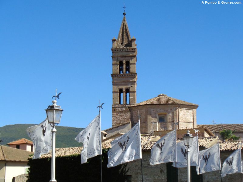 Iglesia de Santiago desde el río, Foligno Iglesia de Santiago desde el río, Foligno