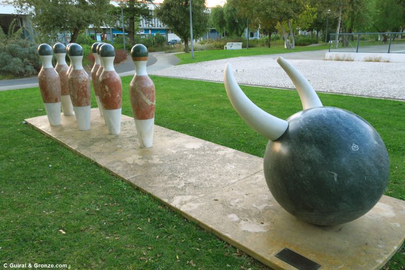 ¿Bolos o forcados? Escultura urbana en Santarém ¿Bolos o forcados? Escultura urbana en Santarém