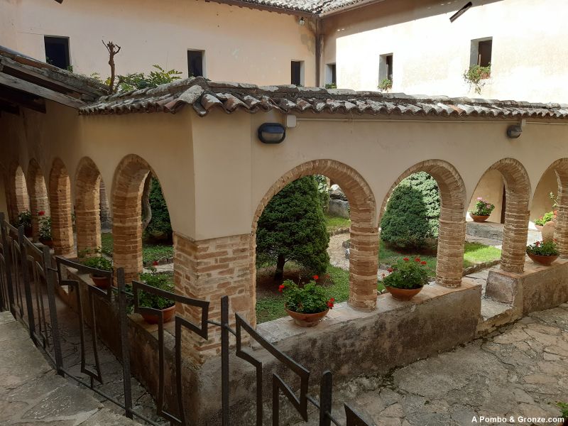 Claustro del santuario de La Foresta Claustro del santuario de La Foresta