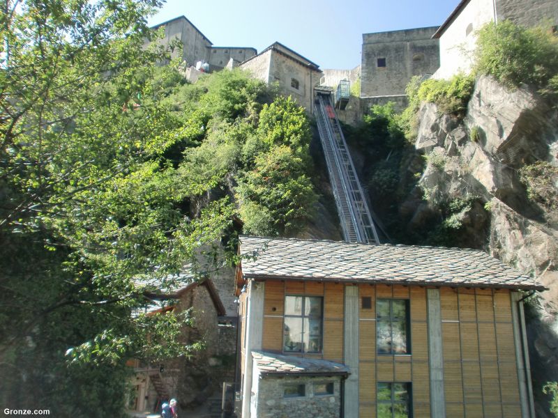 Uno de los ascensores del Forte di Bard Uno de los ascensores del Forte di Bard