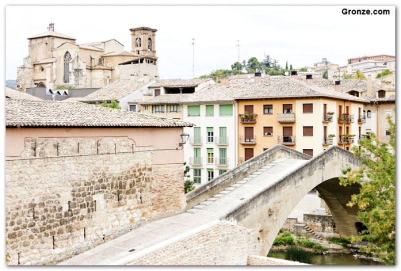 Estella: Puente de la Cárcel e iglesia de San Miguel