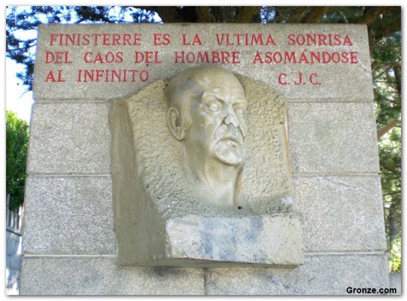 Monumento a Cela en Fisterra