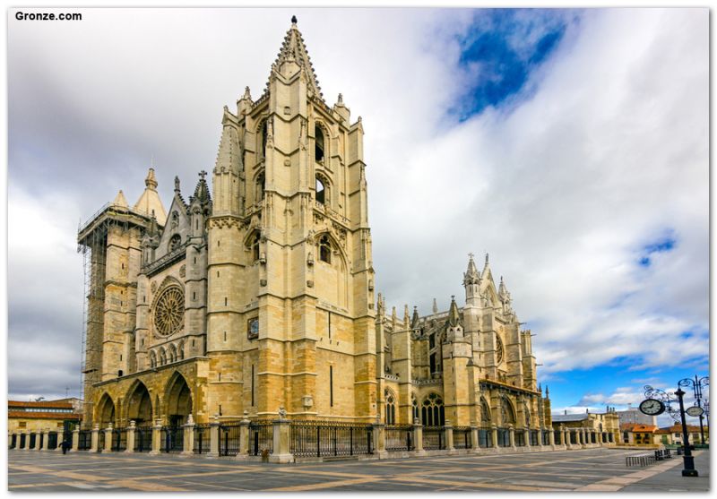 La Catedral de León, joya monumental del Camino Francés
