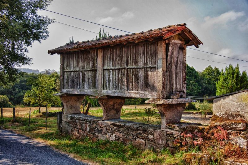 Hórreo gallego a pie de camino