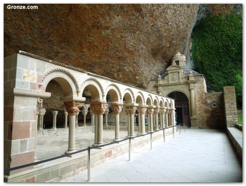 Camino Aragonés: Claustro del Monasterio de San Juan de la Peña
