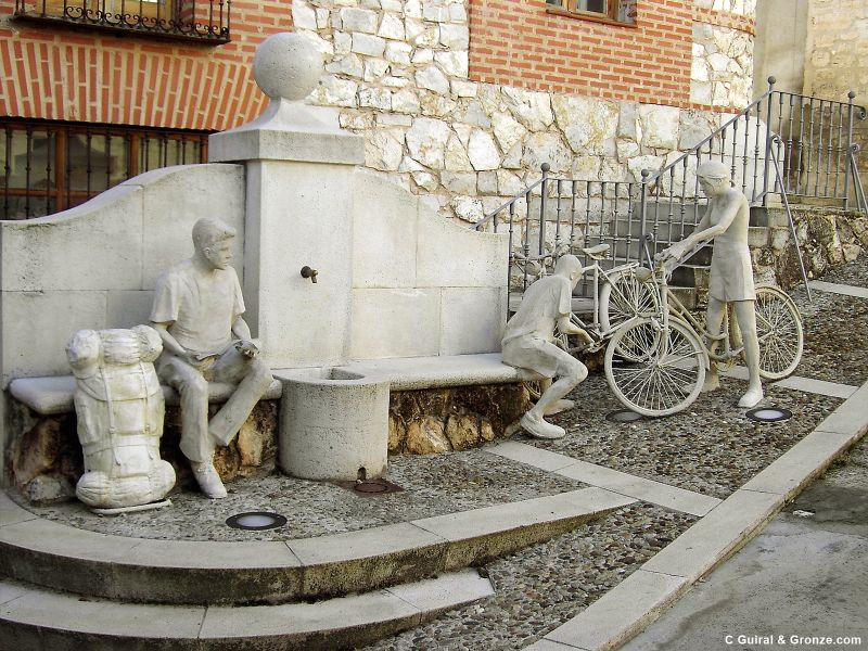 Fuente y esculturas en Ciguñuela