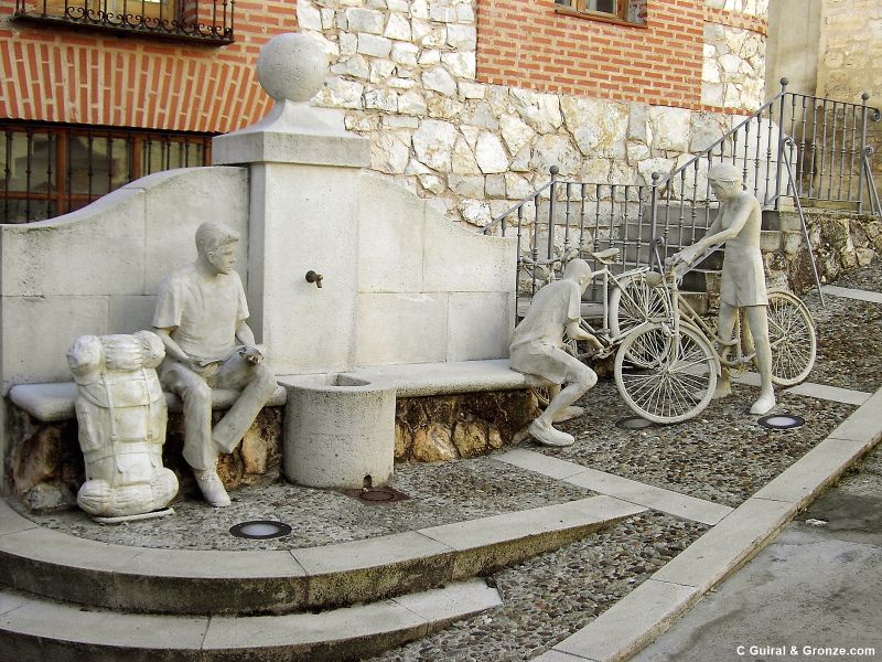 Fuente y esculturas en Ciguñuela Fuente y esculturas en Ciguñuela