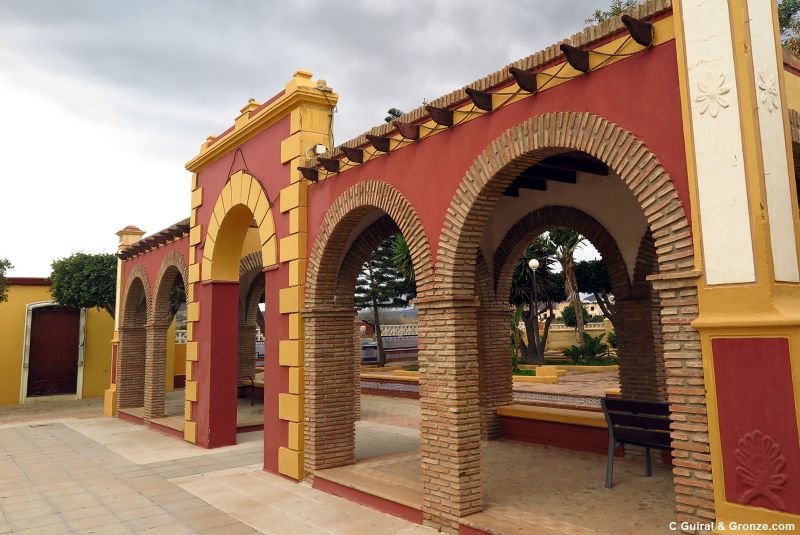 Galería con arcos en un parque de Rioja (Almería) Galería con arcos en un parque de Rioja (Almería)