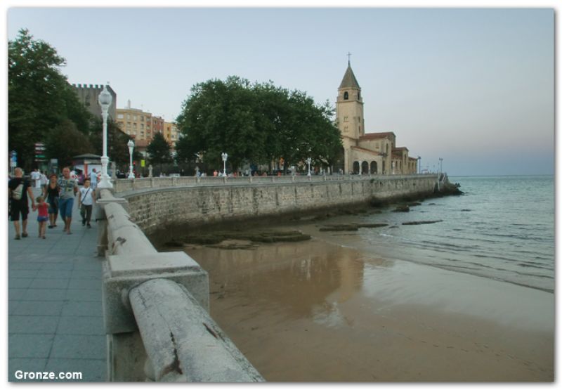 Playa de San Lorenzo e iglesia de San Pedro, Gijón Playa de San Lorenzo e iglesia de San Pedro, Gijón