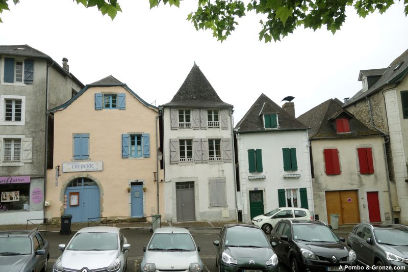 Place Saint-Pierre, Oloron-Sainte-Marie Place Saint-Pierre, Oloron-Sainte-Marie