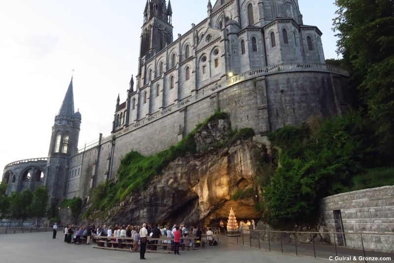 Gruta de Bernadette bajo el santuario de Lourdes