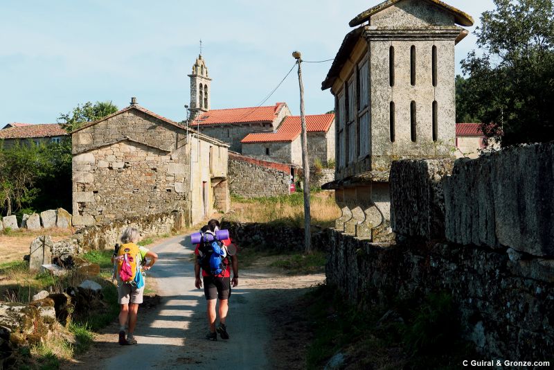 Hórreo de piedra a la entrada de Eirexe