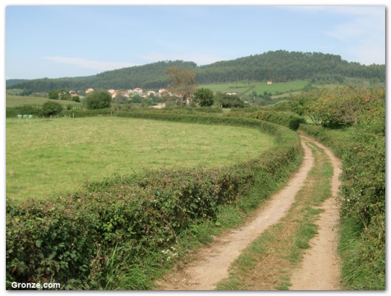 Huerres, al fondo