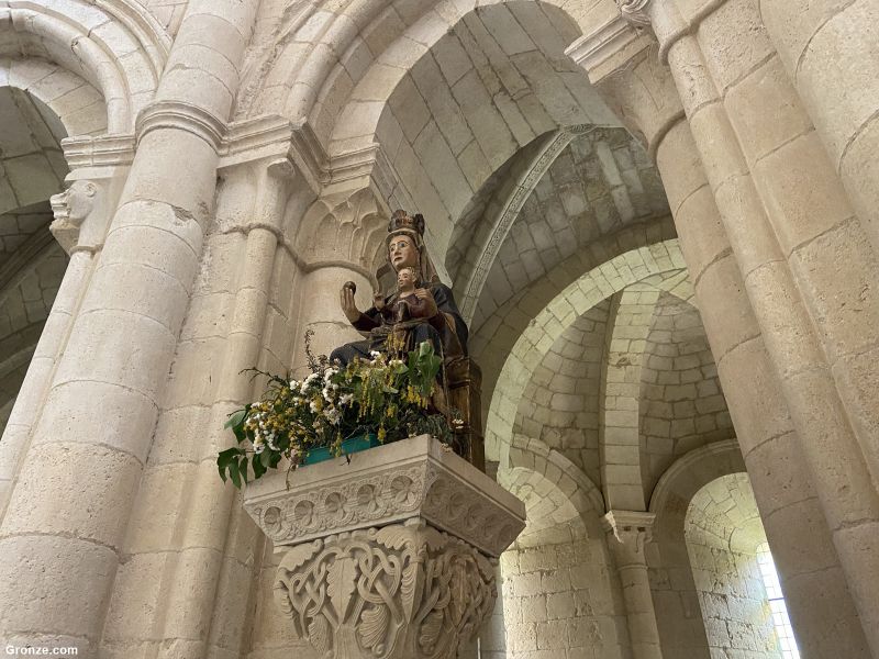Imagen de la virgen en la iglesia de Santa María la Real de Gradefes