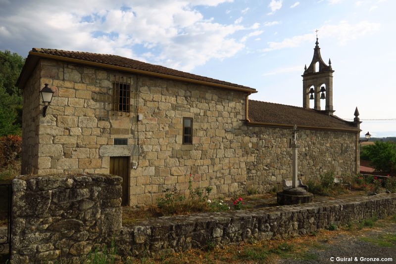 Iglesia y cruceiro en Regueiro Iglesia y cruceiro en Regueiro