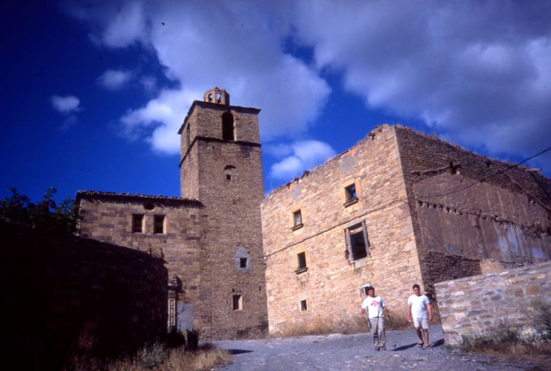 La iglesia de Ruesta hace años, antes de los desplomes de cúpula y bóveda
