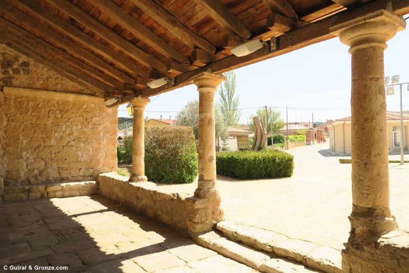 Atrio de la iglesia de Valverde de Campos