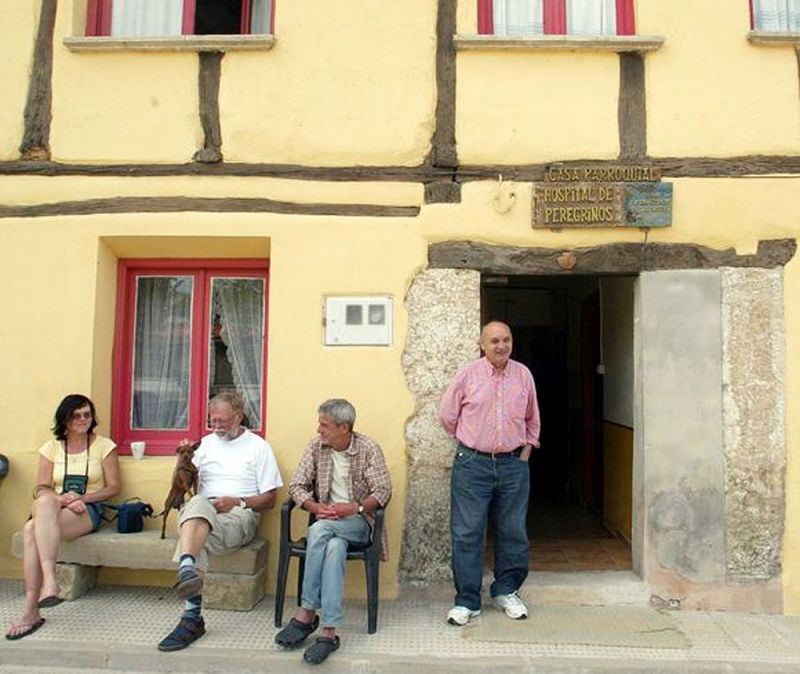 Albergue de Tosantos, con José Luis Antón y peregrinos en la entrada