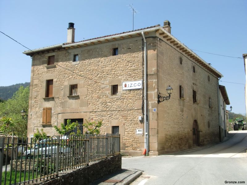 Entrada a Izco