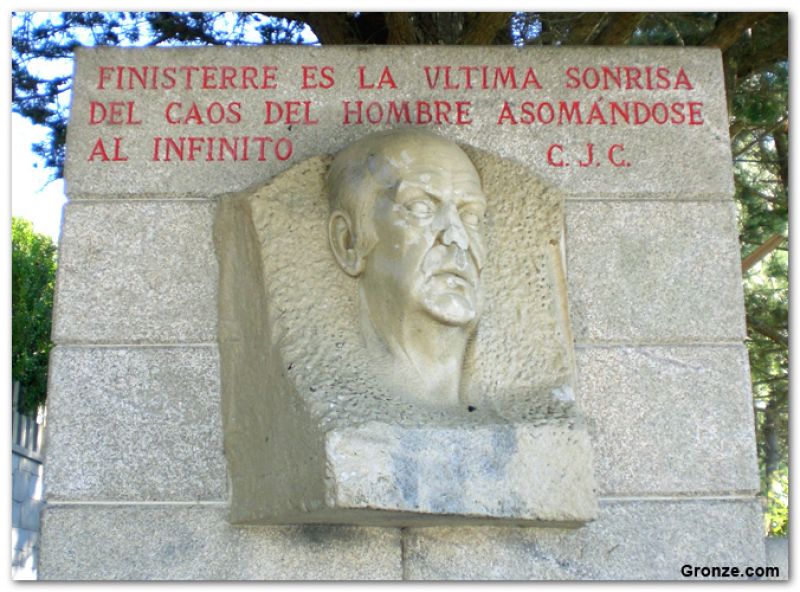 Poema de Camilo José Cela, en la entrada de la playa de Langosteira