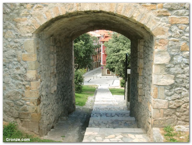 Entrada a la Puebla Vieja de Laredo por la Puerta de Bilbao Entrada a la Puebla Vieja de Laredo por la Puerta de Bilbao