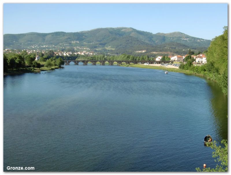 Río Lima y puente de Ponte de Lima Río Lima y puente de Ponte de Lima