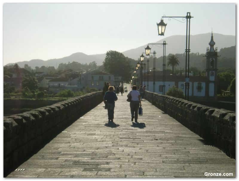 Cruzando el puente romano de Ponte de Lima Cruzando el puente romano de Ponte de Lima