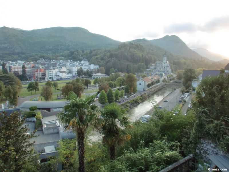 Lourdes desde el albergue de peregrinos Lourdes desde el albergue de peregrinos