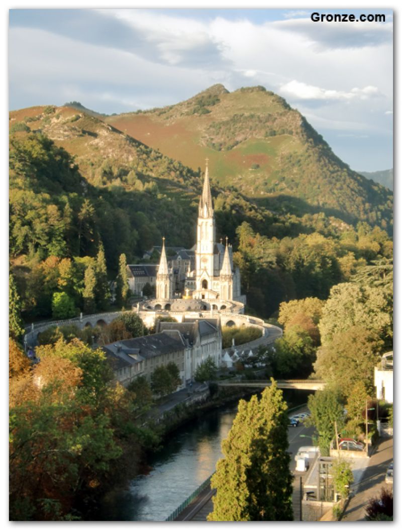 El Santuario de Lourdes junto al río Gave de Pau El Santuario de Lourdes junto al río Gave de Pau