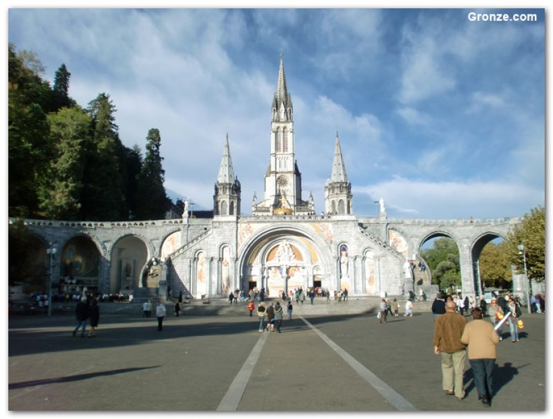 El Santuario de Lourdes El Santuario de Lourdes