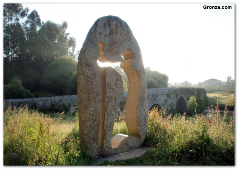 Monumento al peregrino y puente medieval sobre el río Louro