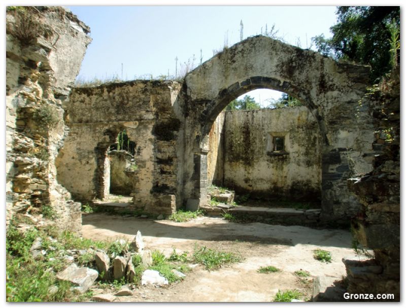Ruinas de la antigua iglesia y cementerio de Santiago, a la salida de Luarca