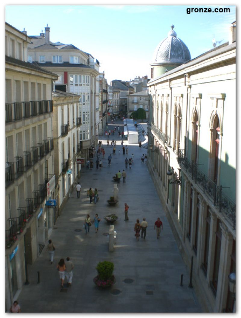 Calle comercial vista desde el adarve de la muralla, Lugo