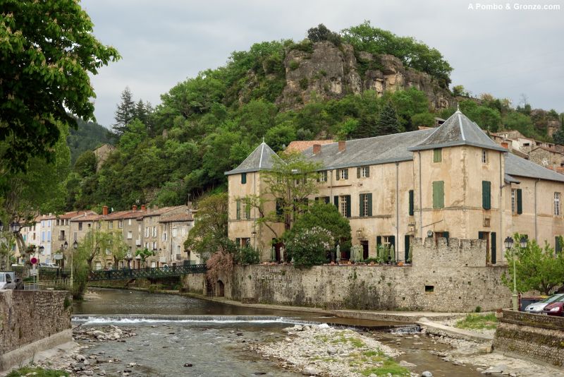Château, río y ruinas del castillo de Redondel, Lunas