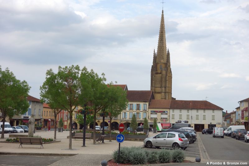 Place del Hôtel de Ville y torre de la excolegiata, Marciac Place del Hôtel de Ville y torre de la excolegiata, Marciac