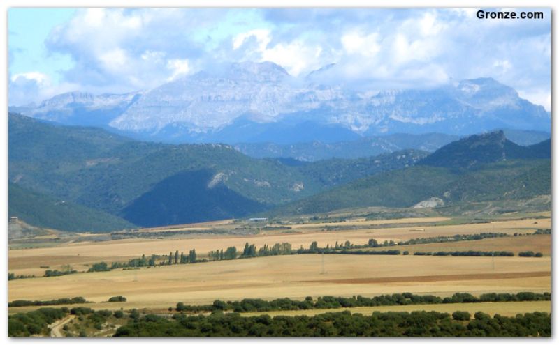 Vista del Pirineo aragonés, de camino a Artieda