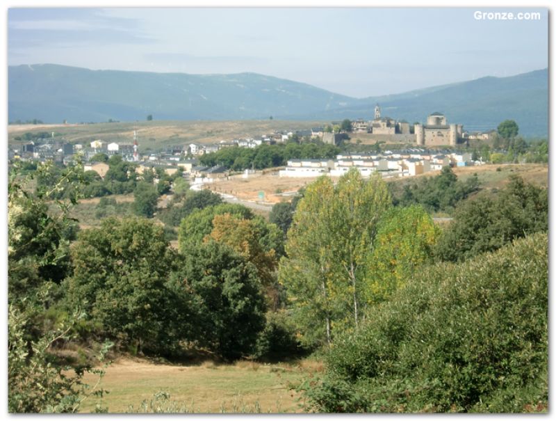 Puebla de Sanabria, al fondo