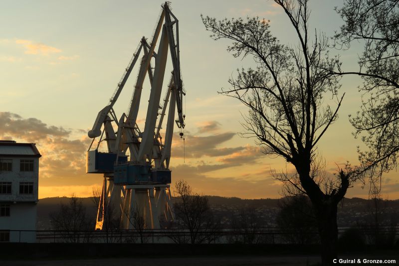 Amanecer tras unas grúas de los astilleros de Ferrol