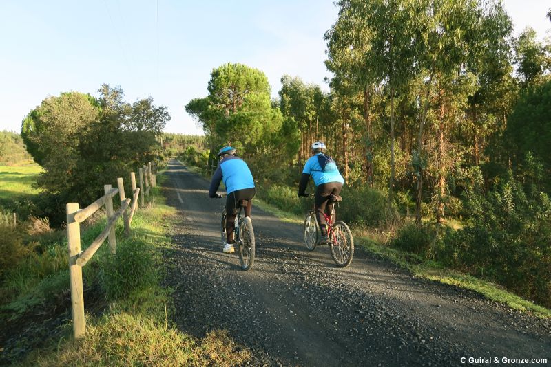 Ciclistas en la vía verde hacia Valverde del Camino
