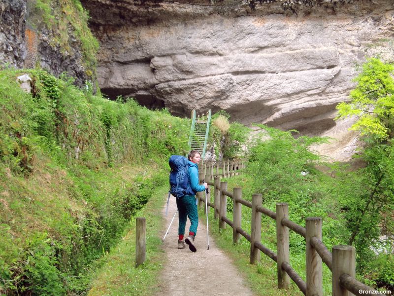 Hacia la entrada a la gruta de Le Mas-d'Azil