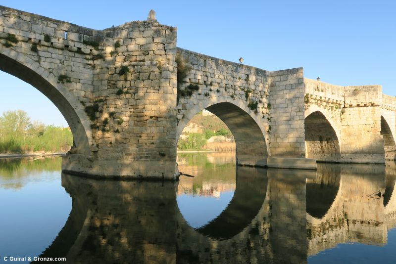 Puente medieval sobre el río Pisuerga en Simancas