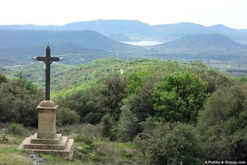 Panorámica con el Lac de Salagou, hacia Lodève