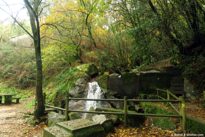 Cascada a pie del camino, cerca de Trasmañó